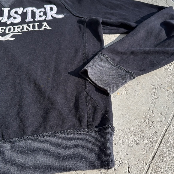 Y2K Hollister Raised Letter Crewneck Sweatshirt - Picture 3 of 8